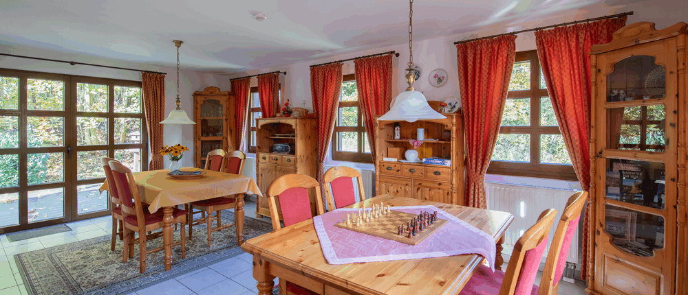 Ferienhaus---Spiel--und-Essbereich