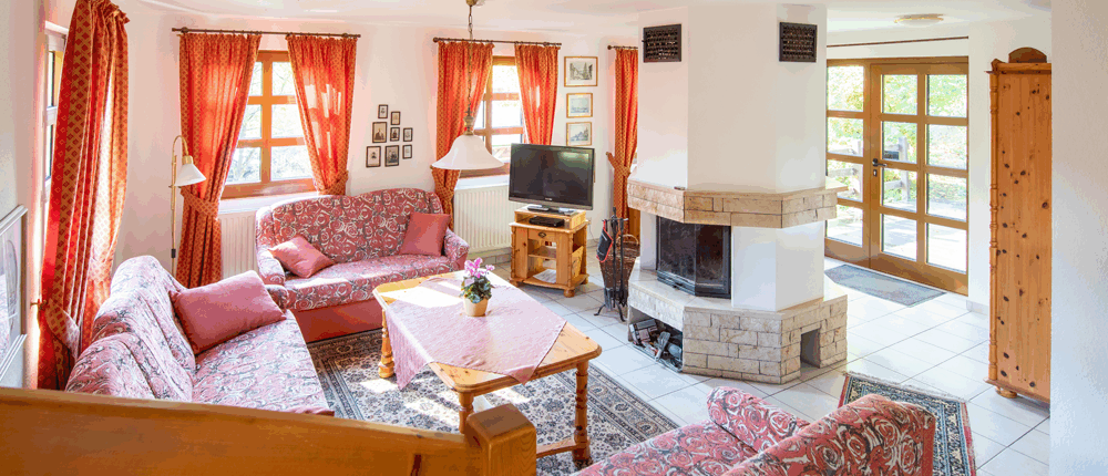 Ferienhaus-Wohnbereich-mit-Kamin